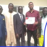 Ansoumana DIONE, Président de l&rsquo;ASSAMM, reçoit un Diplôme d&rsquo;Honneur décerné par le SUTSAS, ce 1er mai.