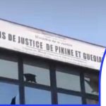 Un jeune menace de tuer son père avec une machette