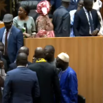 Tensions à l&rsquo;Assemblée Nationale : Des députés de l&rsquo;opposition assiègent le pupitre lors d&rsquo;une séance houleuse
