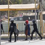 Urgent : Une journaliste de Seneweb perd connaissance après avoir reçu « des coups de pied » des policiers (Vidéo)