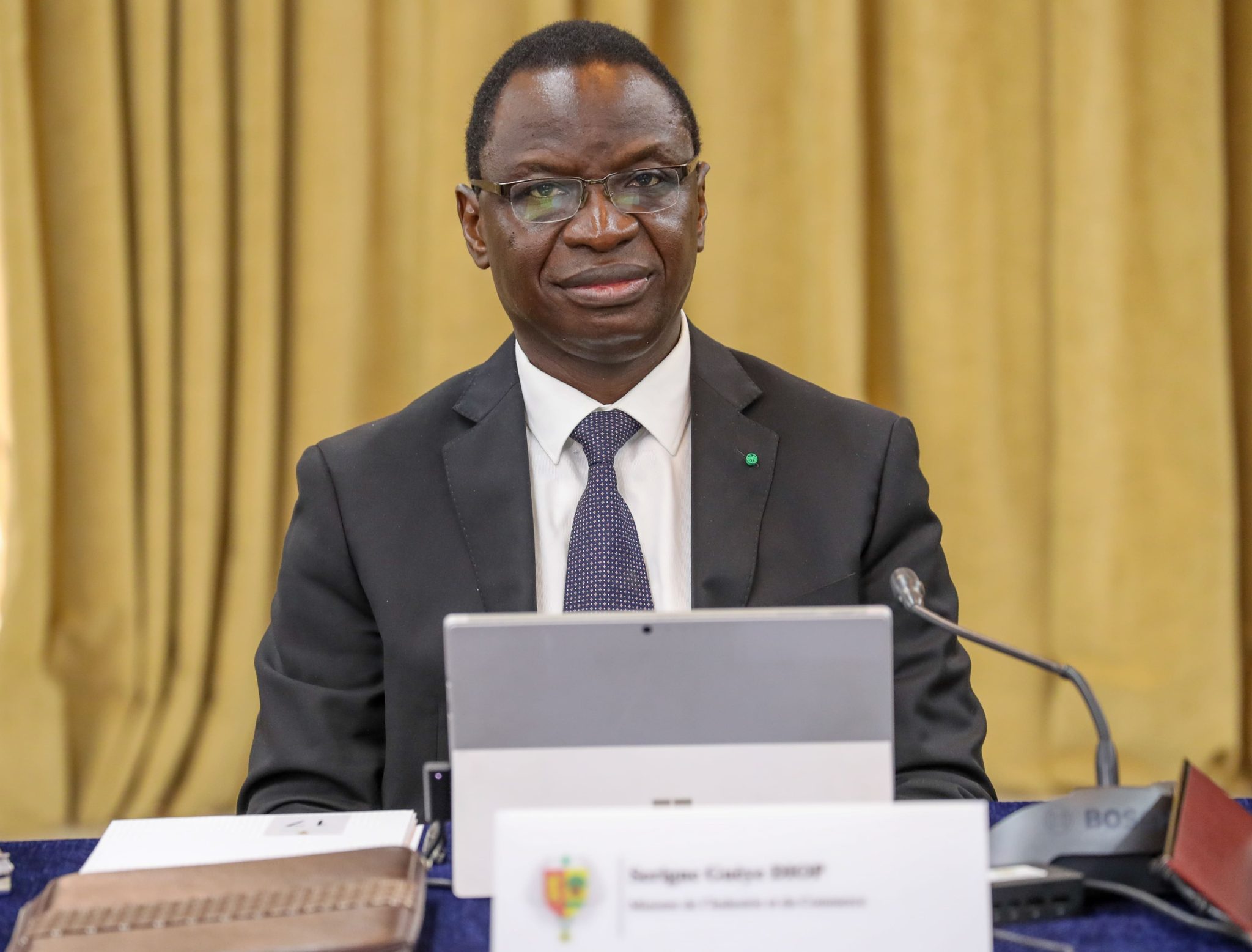 Le Ministère de l’Industrie dément une interdiction des vêtements de seconde main au Sénégal